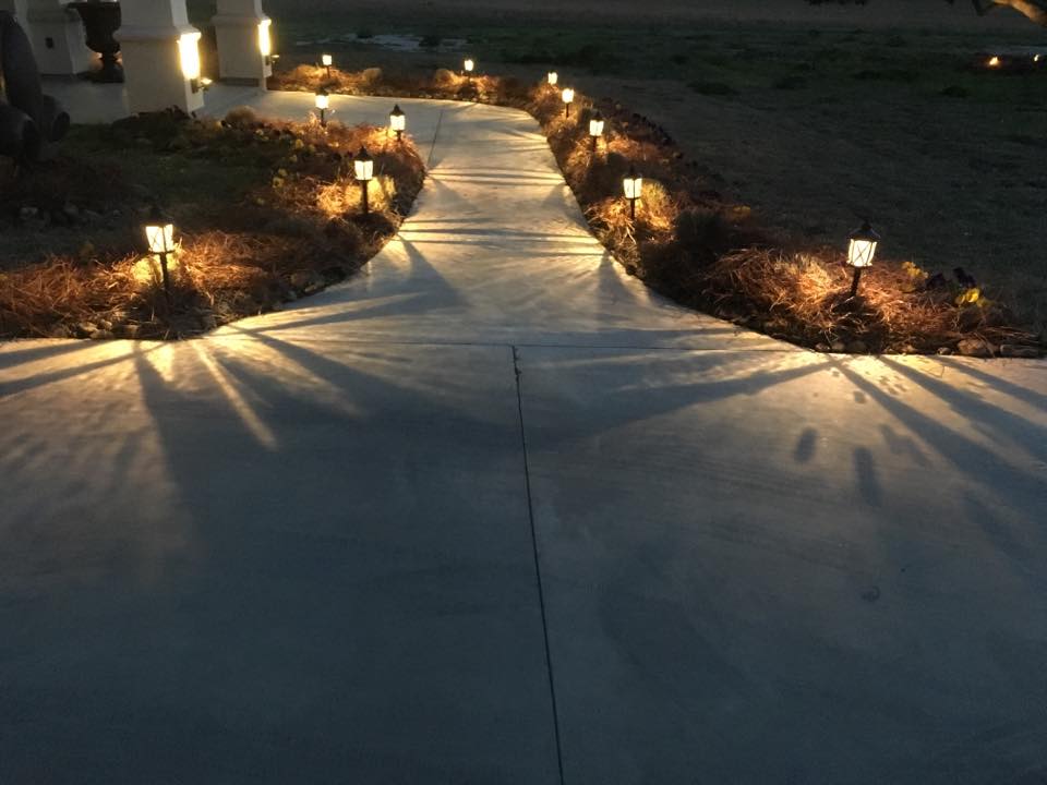 Landscape lighting using LED path lamps for accents
